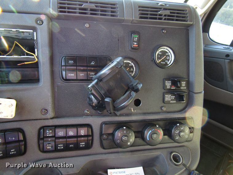 image for item FO9379 2010 Freightliner Cascadia semi truck