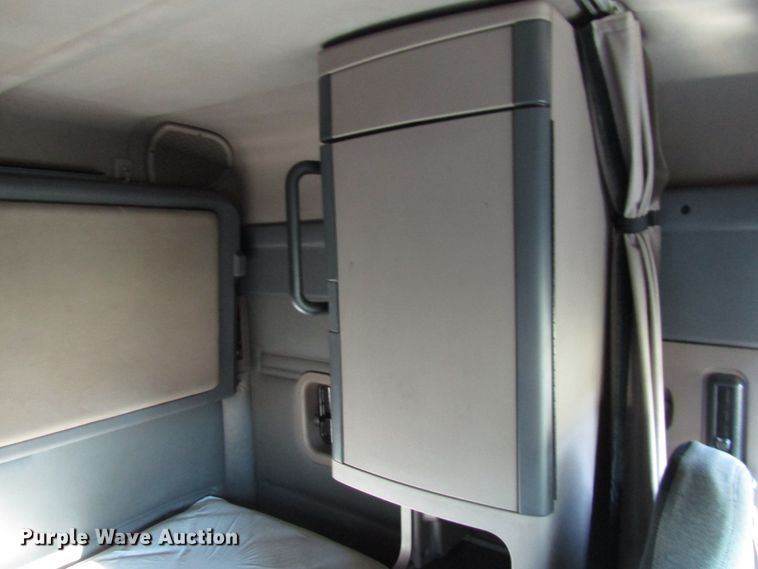 image for item FO9379 2010 Freightliner Cascadia semi truck