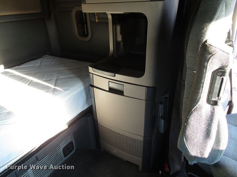 image for item FO9379 2010 Freightliner Cascadia semi truck