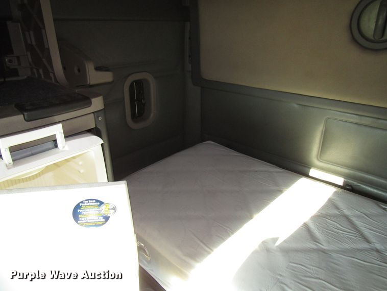 image for item FO9379 2010 Freightliner Cascadia semi truck