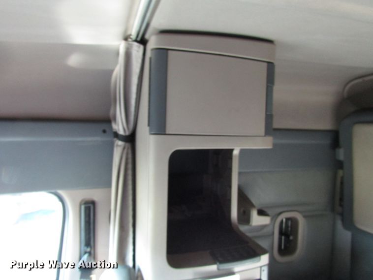 image for item FO9379 2010 Freightliner Cascadia semi truck