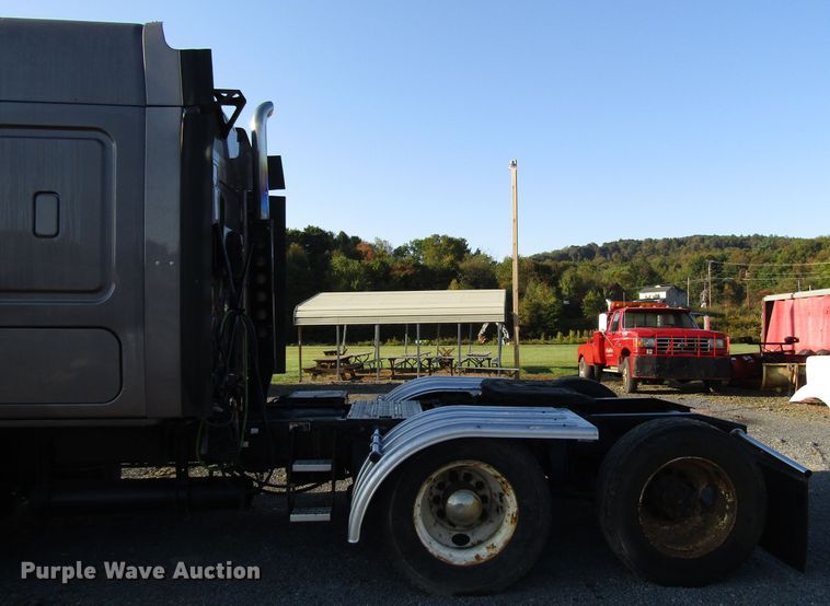 image for item FO9379 2010 Freightliner Cascadia semi truck