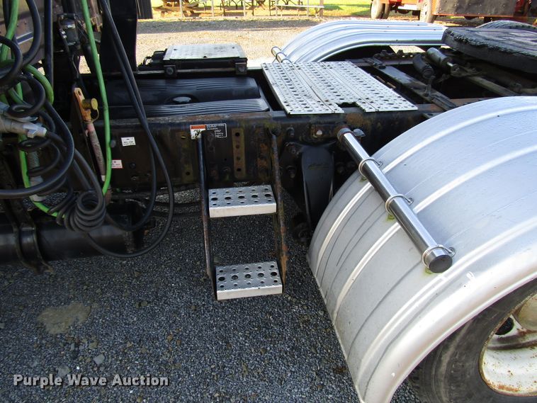 image for item FO9379 2010 Freightliner Cascadia semi truck