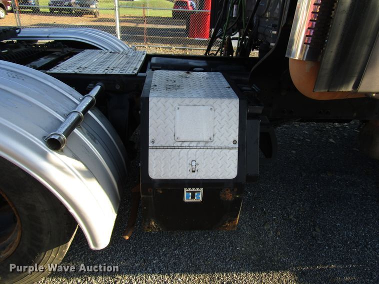 image for item FO9379 2010 Freightliner Cascadia semi truck