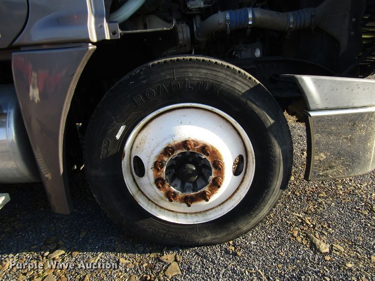 image for item FO9379 2010 Freightliner Cascadia semi truck