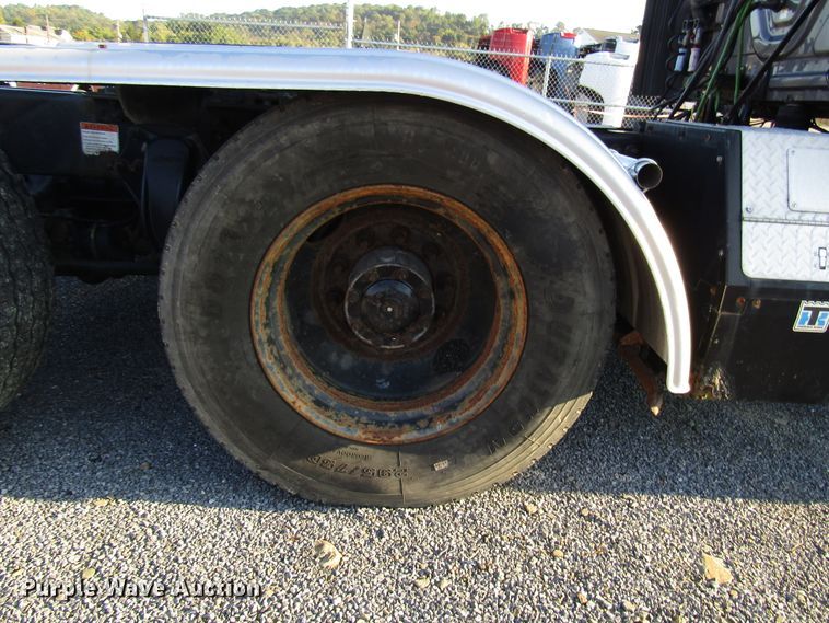 image for item FO9379 2010 Freightliner Cascadia semi truck