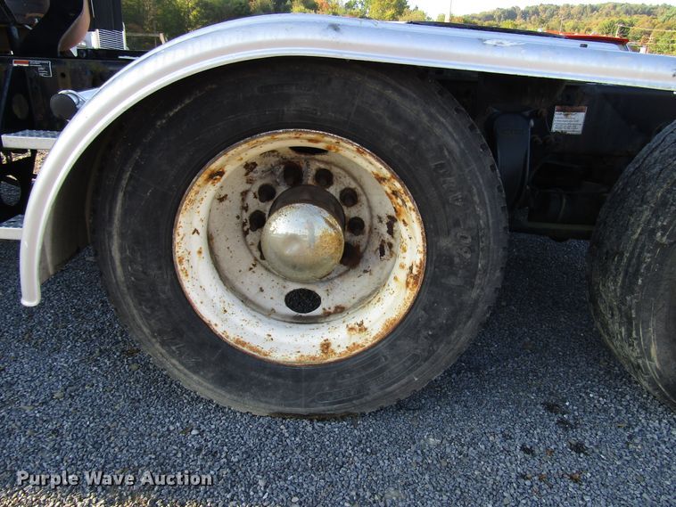 image for item FO9379 2010 Freightliner Cascadia semi truck