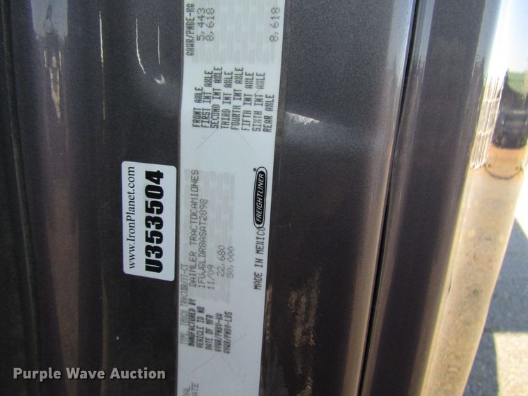 image for item FO9379 2010 Freightliner Cascadia semi truck