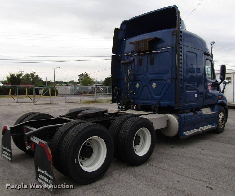 image for item FO9380 2014 Freightliner Cascadia semi truck