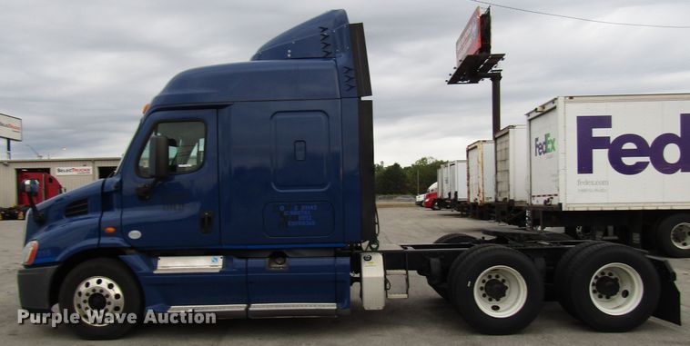 image for item FO9380 2014 Freightliner Cascadia semi truck