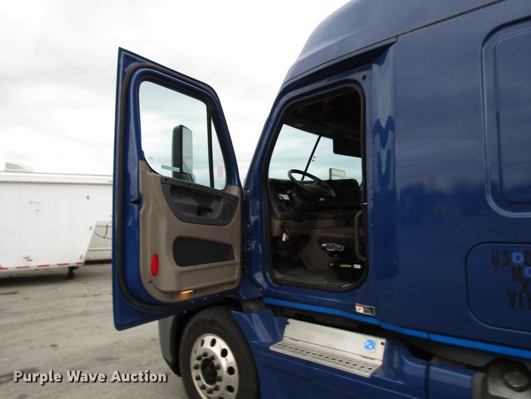 image for item FO9380 2014 Freightliner Cascadia semi truck