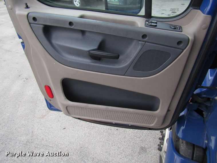 image for item FO9380 2014 Freightliner Cascadia semi truck