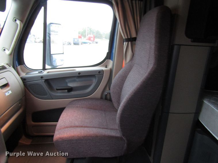 image for item FO9380 2014 Freightliner Cascadia semi truck