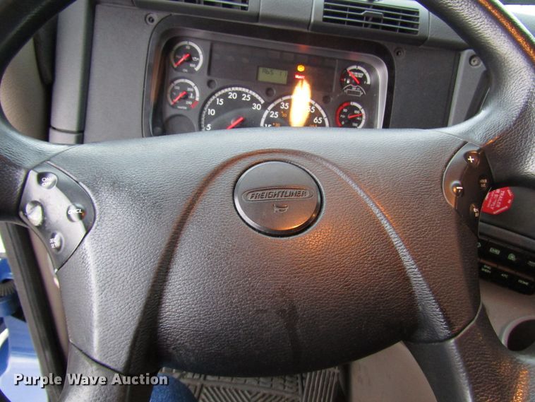 image for item FO9380 2014 Freightliner Cascadia semi truck