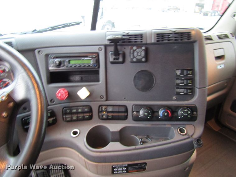 image for item FO9380 2014 Freightliner Cascadia semi truck