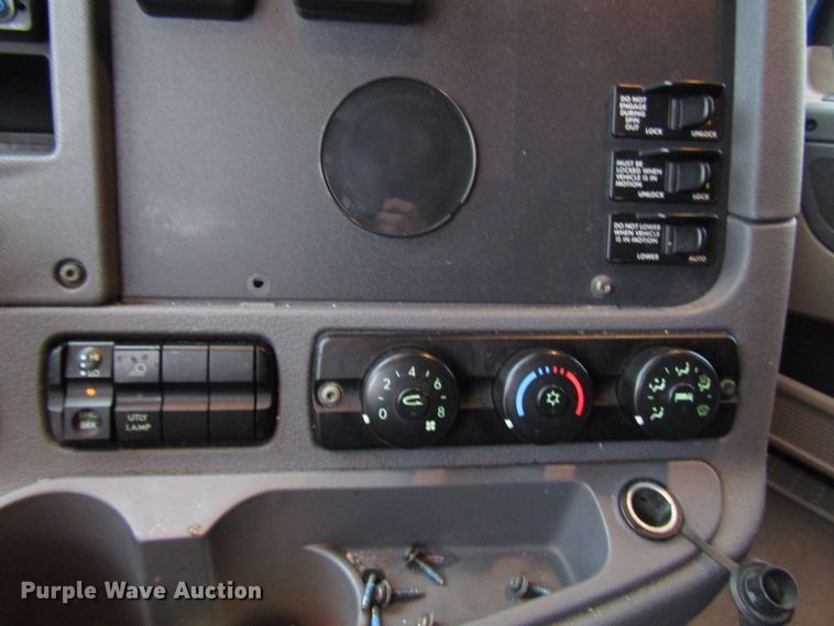 image for item FO9380 2014 Freightliner Cascadia semi truck