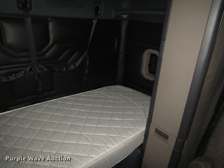 image for item FO9380 2014 Freightliner Cascadia semi truck