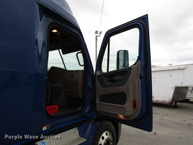 image for item FO9380 2014 Freightliner Cascadia semi truck