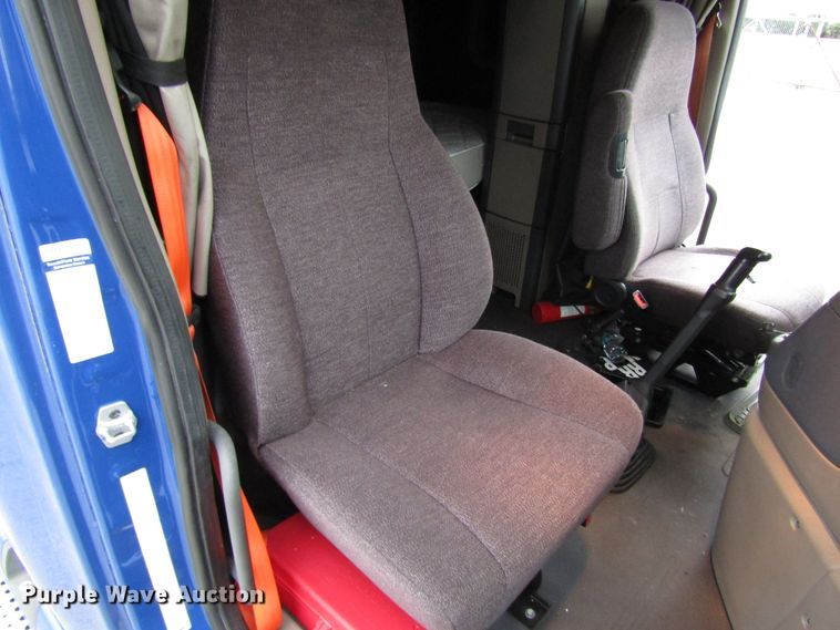 image for item FO9380 2014 Freightliner Cascadia semi truck