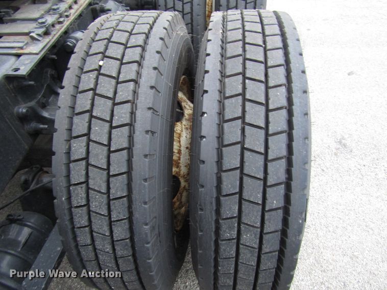 image for item FO9380 2014 Freightliner Cascadia semi truck