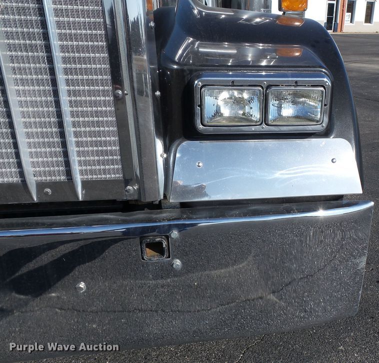 image for item H1181 2004 Kenworth W900 semi truck