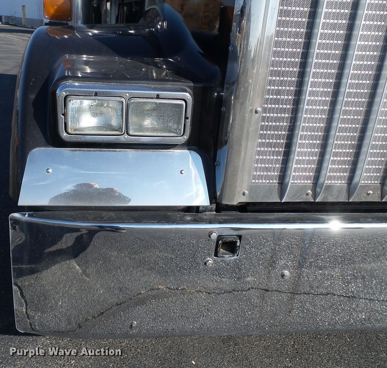 image for item H1181 2004 Kenworth W900 semi truck