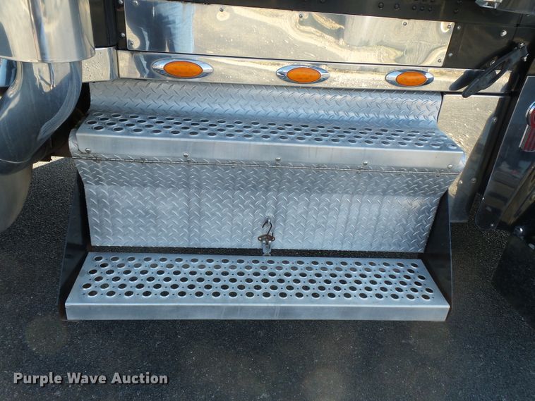 image for item H1181 2004 Kenworth W900 semi truck