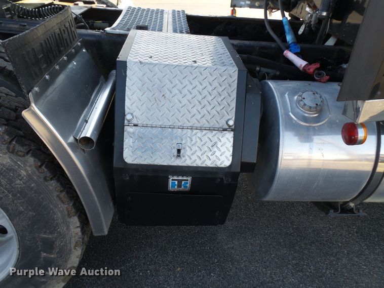 image for item H1181 2004 Kenworth W900 semi truck