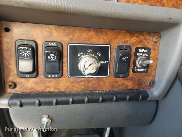 image for item H1181 2004 Kenworth W900 semi truck