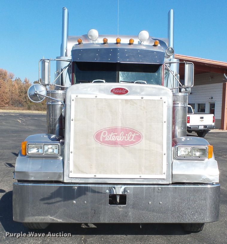 image for item H1182 2004 Peterbilt 379 semi truck