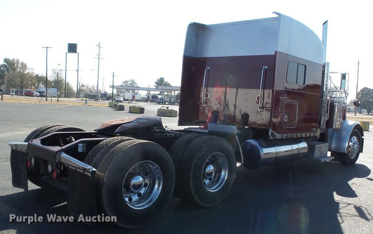 image for item H1182 2004 Peterbilt 379 semi truck
