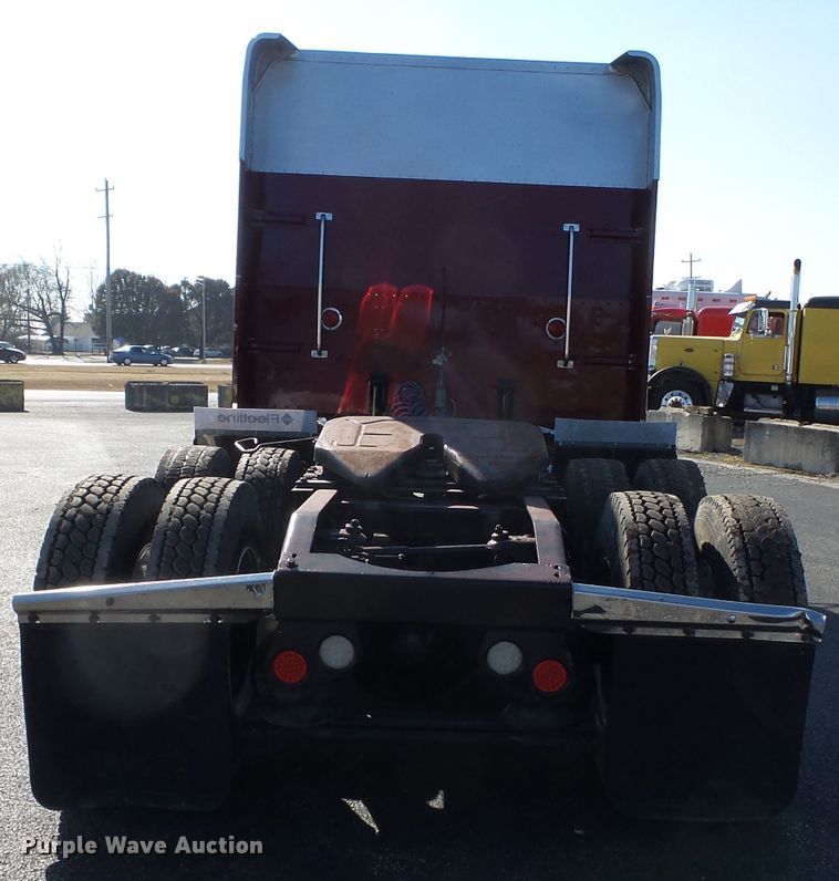 image for item H1182 2004 Peterbilt 379 semi truck