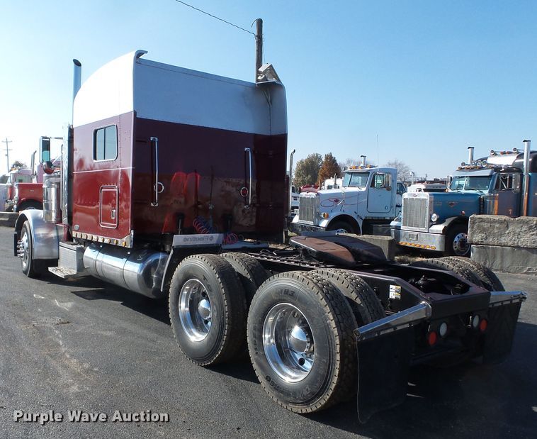 image for item H1182 2004 Peterbilt 379 semi truck