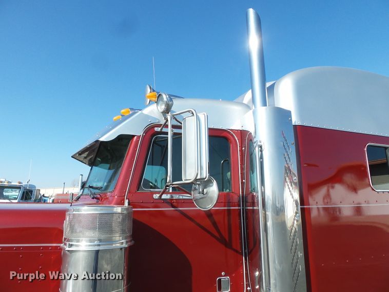 image for item H1182 2004 Peterbilt 379 semi truck