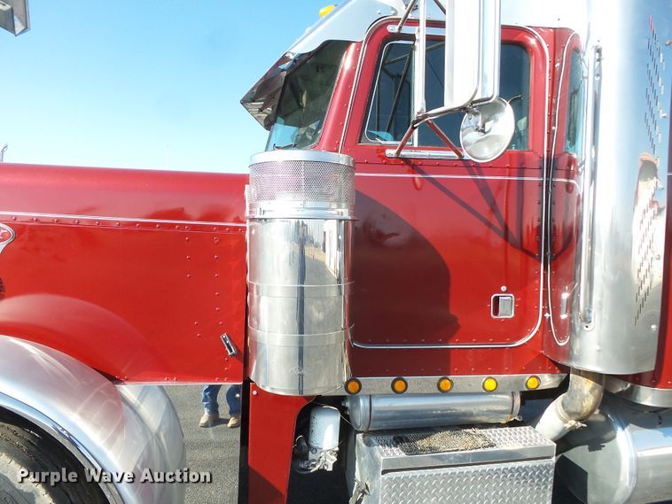 image for item H1182 2004 Peterbilt 379 semi truck