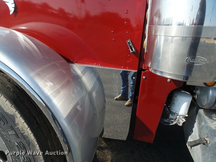 image for item H1182 2004 Peterbilt 379 semi truck