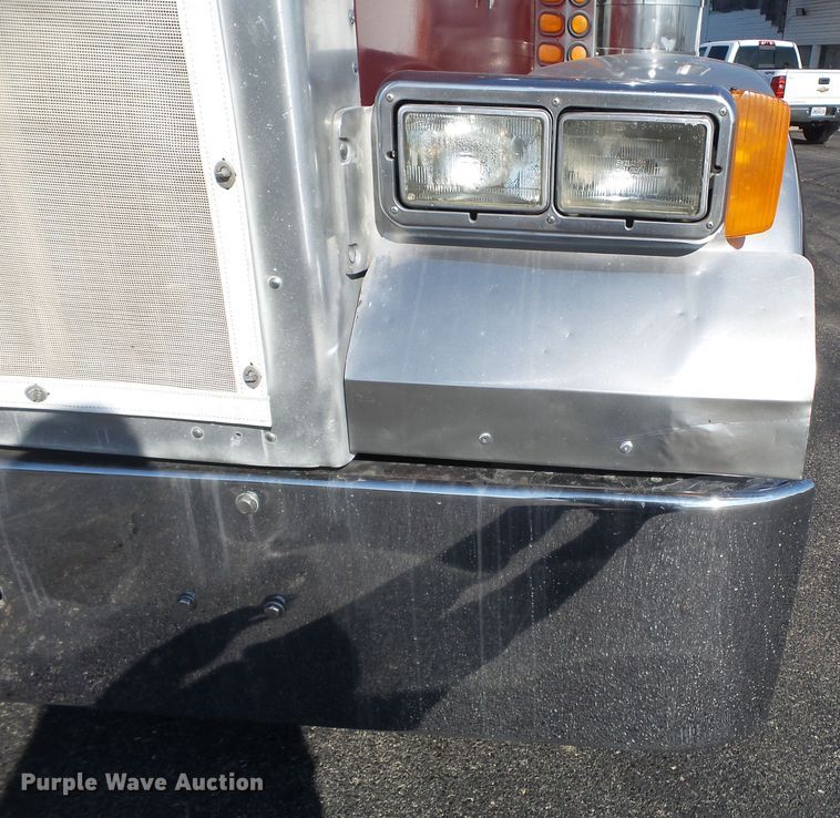 image for item H1182 2004 Peterbilt 379 semi truck