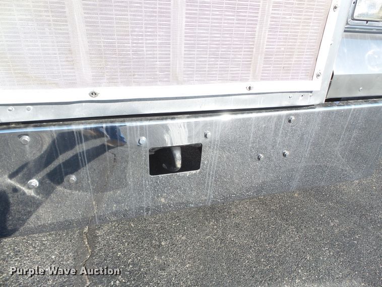 image for item H1182 2004 Peterbilt 379 semi truck