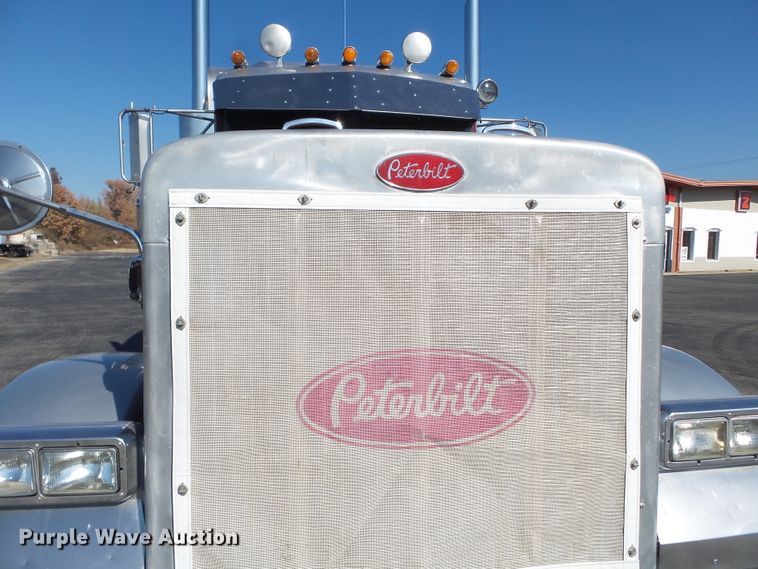image for item H1182 2004 Peterbilt 379 semi truck
