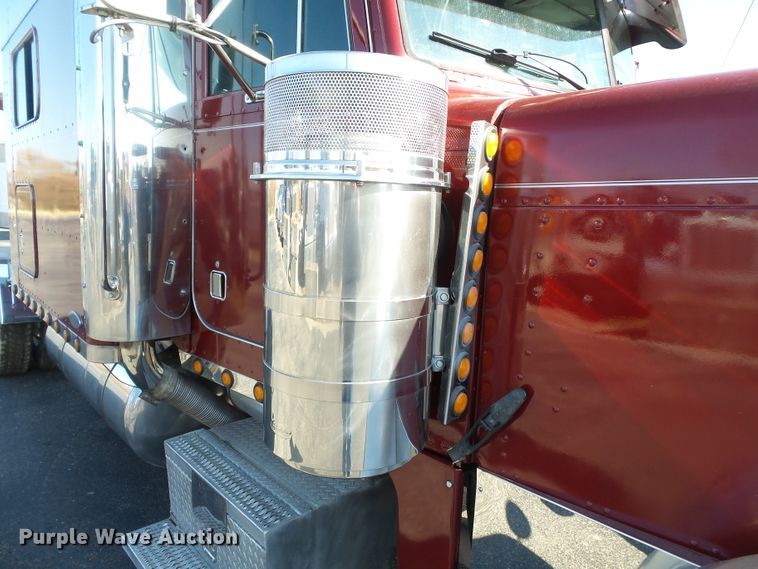 image for item H1182 2004 Peterbilt 379 semi truck