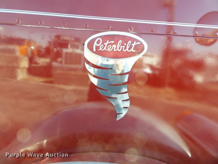 image for item H1182 2004 Peterbilt 379 semi truck