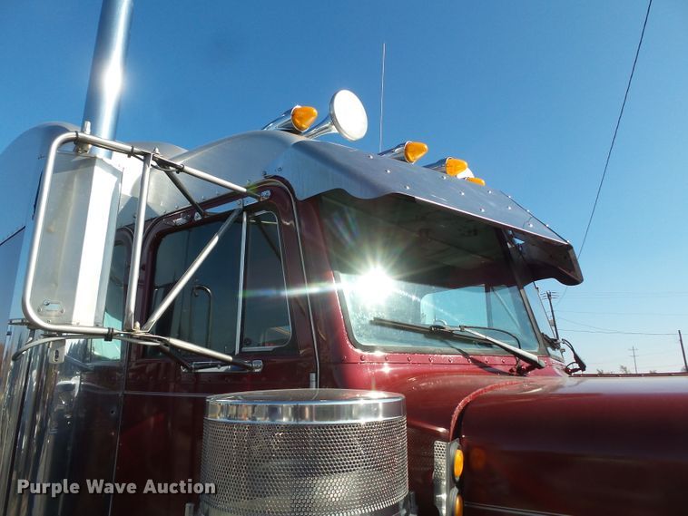 image for item H1182 2004 Peterbilt 379 semi truck