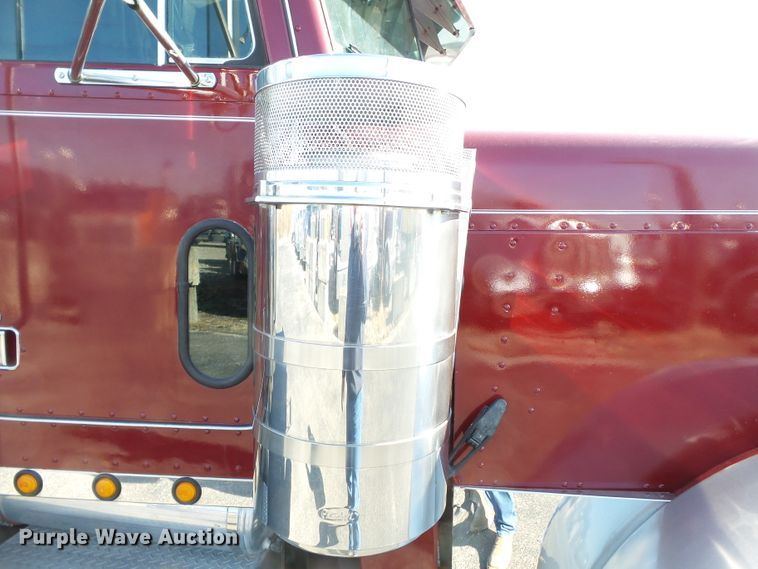 image for item H1182 2004 Peterbilt 379 semi truck