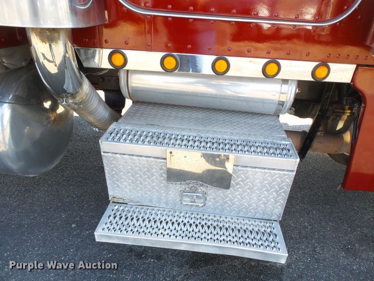 image for item H1182 2004 Peterbilt 379 semi truck