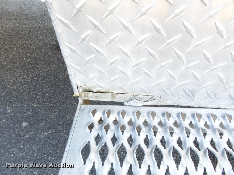 image for item H1182 2004 Peterbilt 379 semi truck