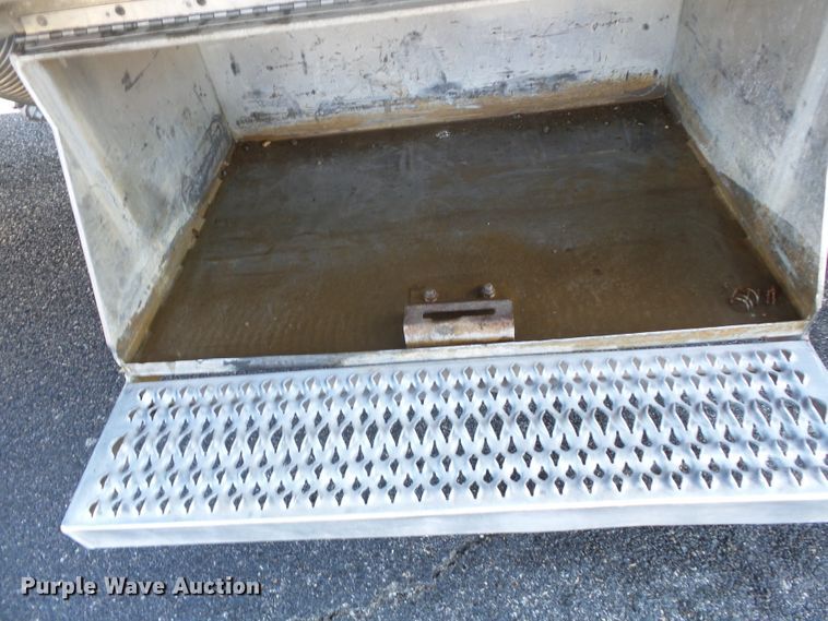 image for item H1182 2004 Peterbilt 379 semi truck