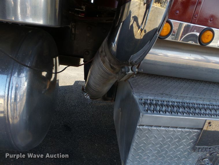 image for item H1182 2004 Peterbilt 379 semi truck