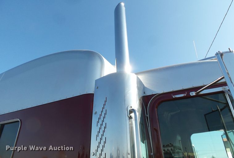 image for item H1182 2004 Peterbilt 379 semi truck