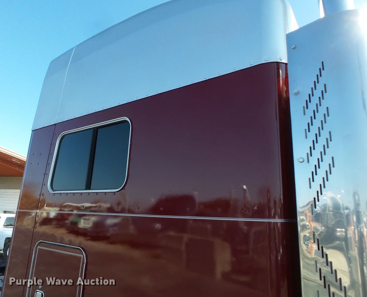 image for item H1182 2004 Peterbilt 379 semi truck