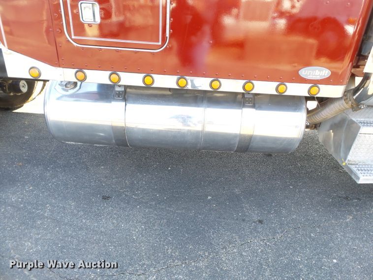 image for item H1182 2004 Peterbilt 379 semi truck